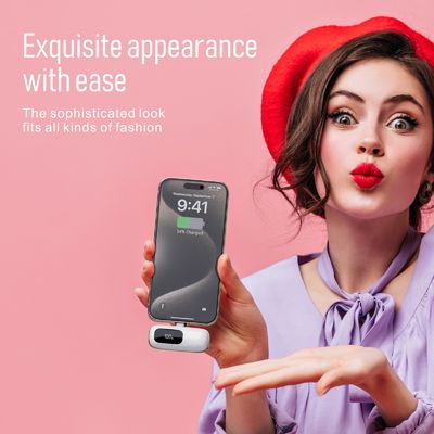 Un bon prix. Banque d'alimentation à prise de courant à queue colorée personnalisée 4500mAh avec sortie de charge en ligne