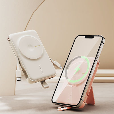 Un bon prix. Batterie magnétique de 10000 mAh avec protection contre la surcharge de sortie sans fil de 5W 7.5W en ligne