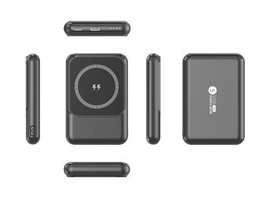 Un bon prix. Banque d'alimentation mince 5000mah avec sortie sans fil 5W 7.5W en ligne